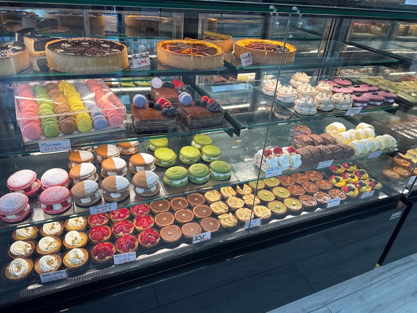 La vitrine de la Pâtisserie boulangerie Éclair à Montréal